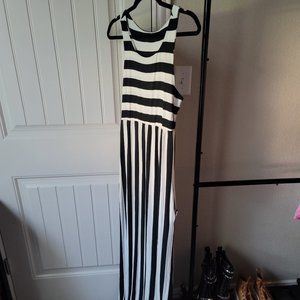 Womens black and white stripe maxi dress w/pockets